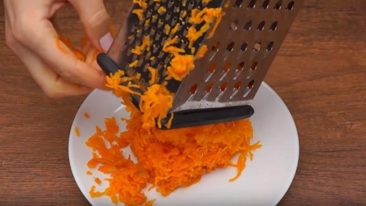 σχάρα τα καρότα σε ένα λεπτό τρίφτη.