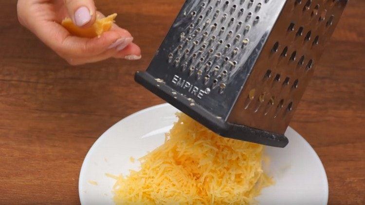 Grattugiare il formaggio.