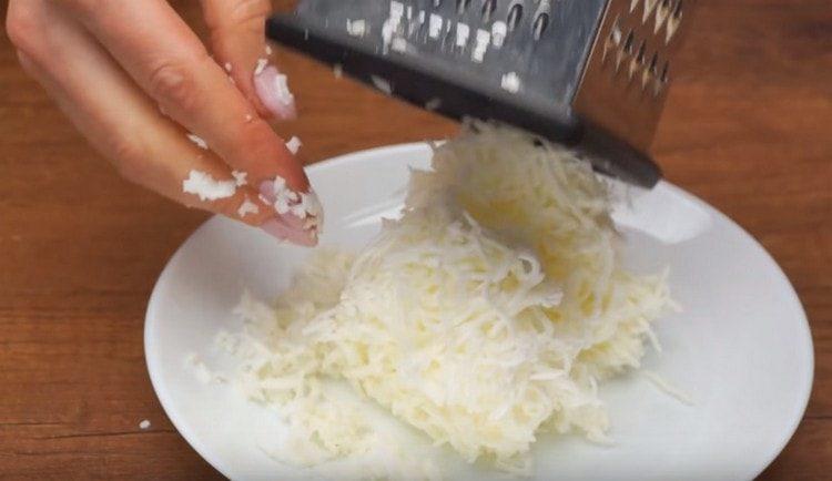 Vejce bílků rozetřete na jemném struhadle.