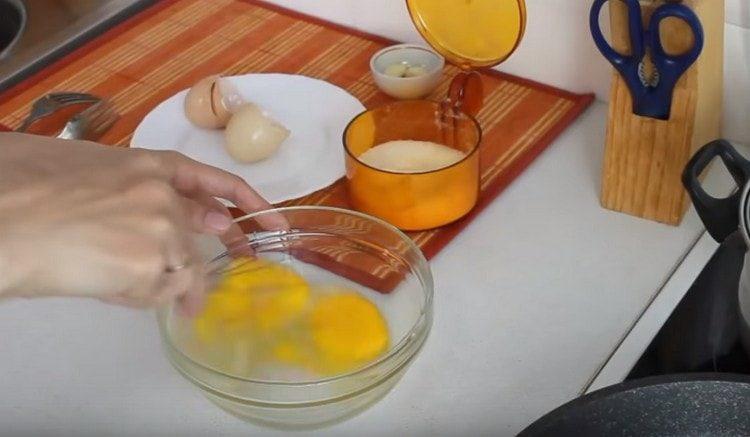 Докато накисваме салатата, разбийте две яйца със сол.