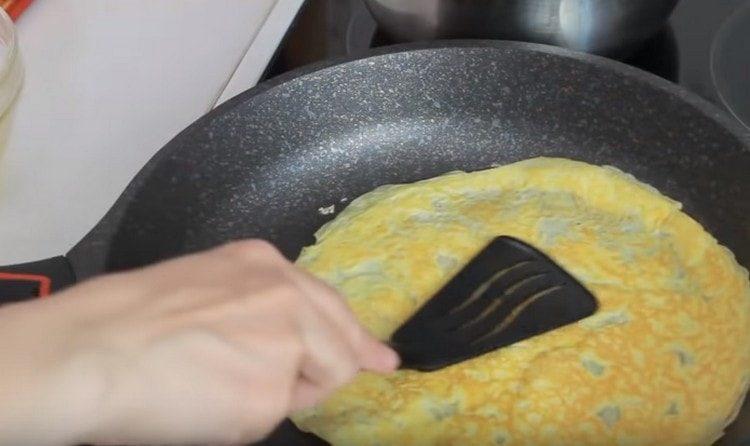 Iš kiaušinių masės kepti blyną.