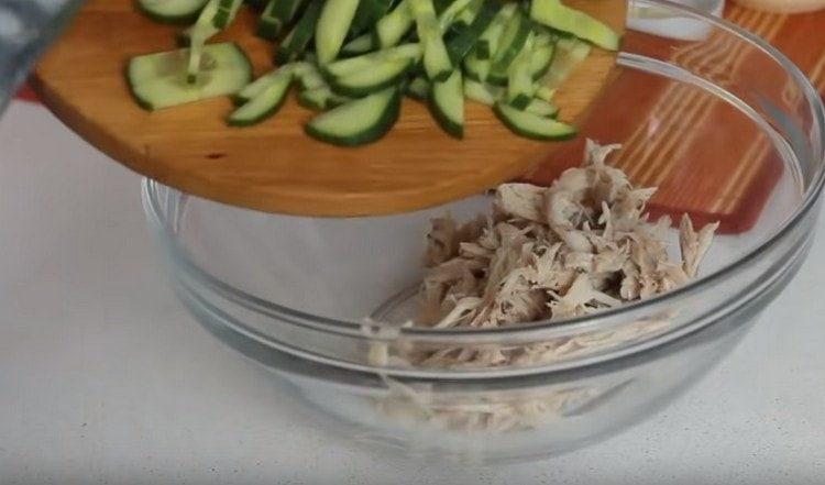 tagliare a strisce i cetrioli freschi e mescolare con il pollo.
