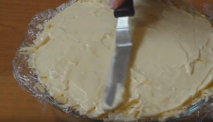 Το τελευταίο στρώμα θα είναι τριμμένο τυρί και μαγιονέζα.