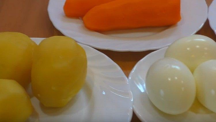 Forraljuk fel a burgonyát, a sárgarépát és a tojást.