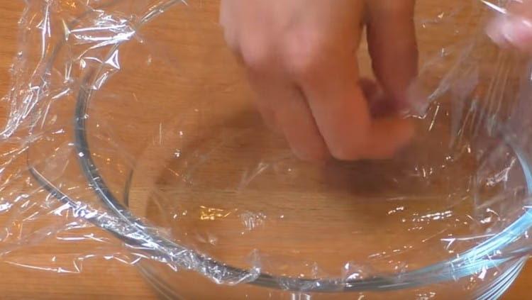 Copriamo il modulo per la preparazione di insalata con pellicola trasparente.