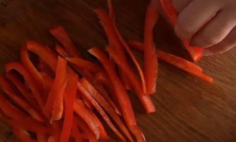 Paprika in dünne Streifen schneiden.