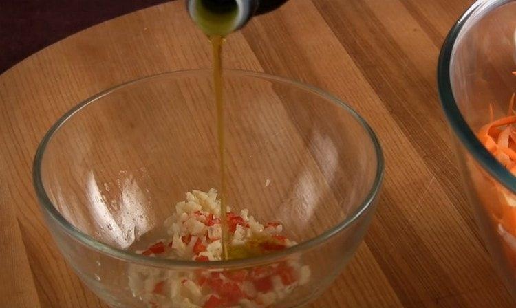 Lisää oliiviöljy kastikkeeseen, sekoita.