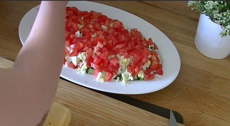 rozprostřete vrstvu rajčat.