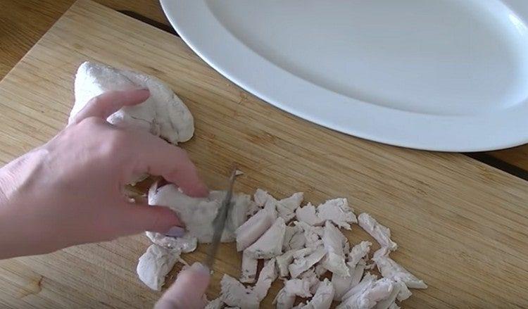 Nakrájejte kuře na plátky.