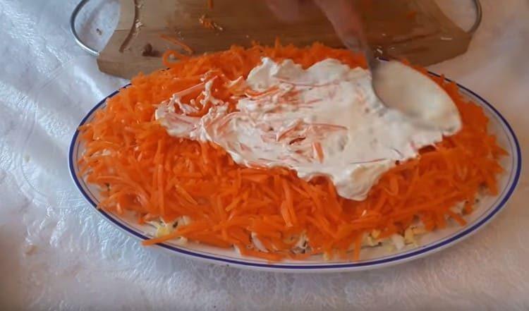 Намажете морковия слой с майонеза.