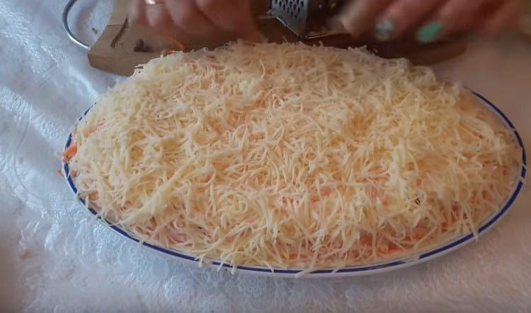 natřete sýr nahoře a salát je připraven na slzy muže.
