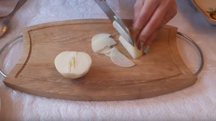 Κόψτε το κρεμμύδι στα μισά δαχτυλίδια.