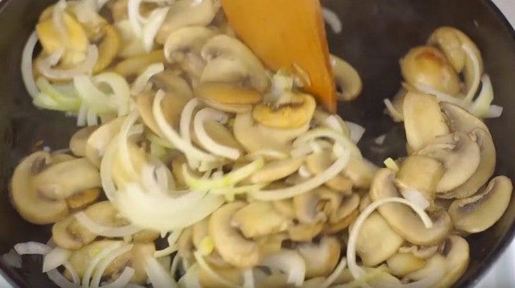 Aggiungi le cipolle ai funghi e friggi tutti insieme.