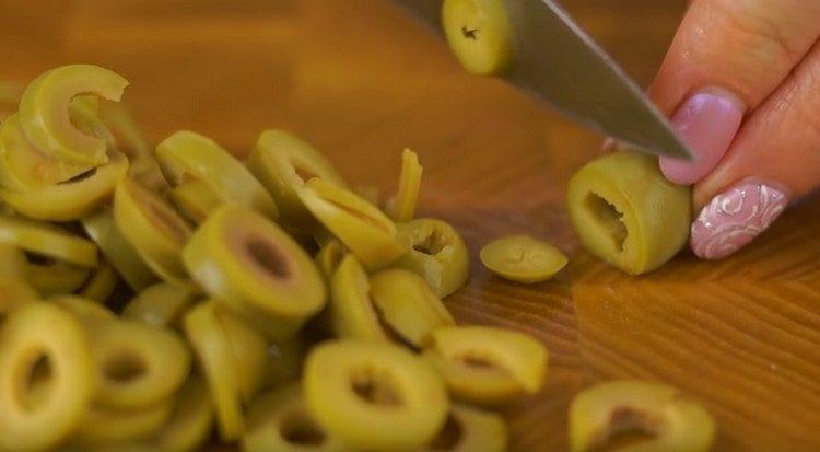 Nakrájejte olivy na kroužky.