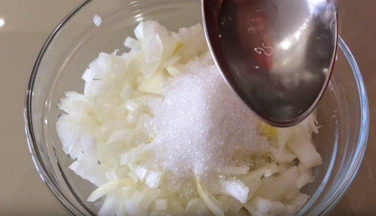 يُطحن البصل ويُخلل المزيج بالخل والسكر.