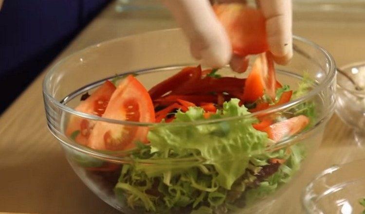 ψιλοκόψτε τις ντομάτες και προσθέστε το πιπέρι και τη σαλάτα.
