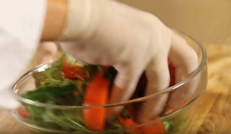 Gemüse mit Sauce anrichten und vorsichtig mit den Händen mischen.
