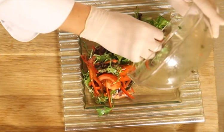Distribuisci magnificamente la componente vegetale dell'insalata sul piatto.