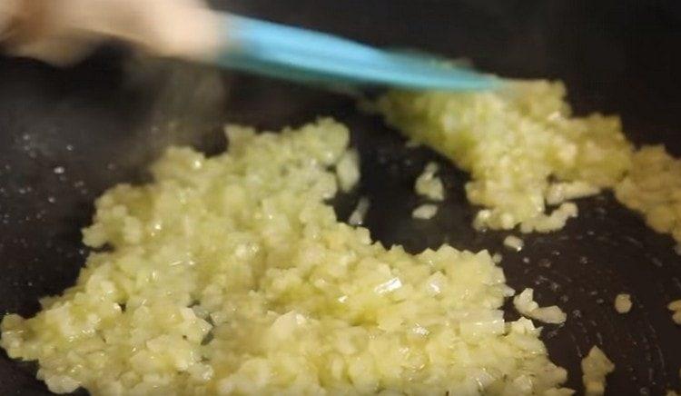 Friggere la cipolla con aglio in una padella.