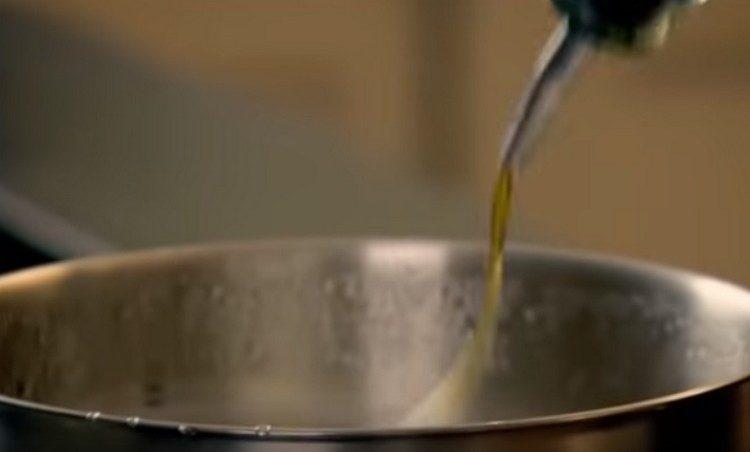 In una casseruola, portare ad ebollizione l'acqua, aggiungere sale, aggiungere olio d'oliva.