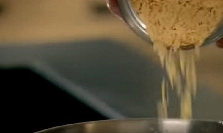 Versare la pasta di orzo in acqua bollente.