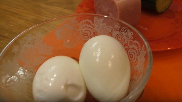 Hart gekochte Eier, dann drei auf einer Reibe.