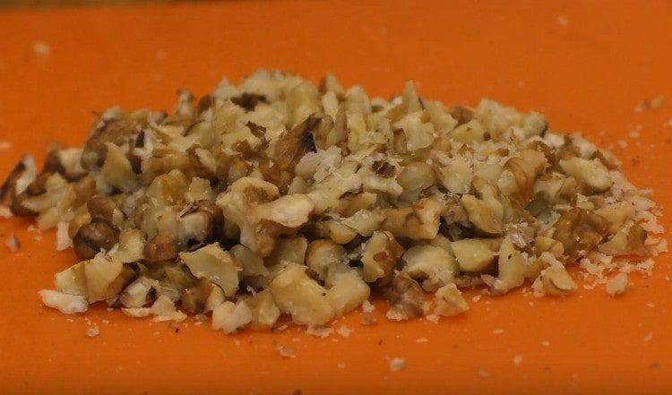 Leikkaa saksanpähkinät hienoksi veitsellä.