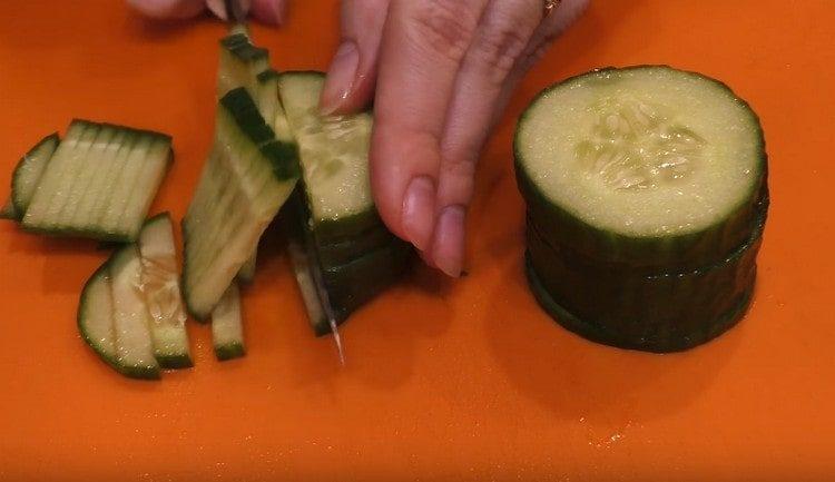Kumpį ir šviežią agurką supjaustykite juostelėmis.