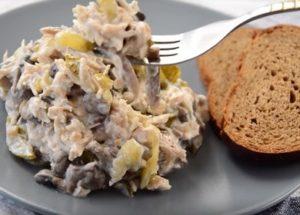 Prepariamo un'insalata deliziosa e abbondante con funghi e pollo secondo una ricetta passo-passo con una foto.