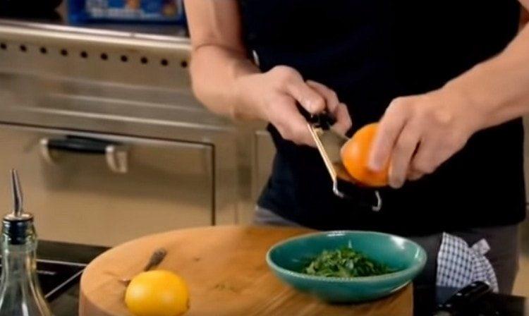Petersilie mit Zitronen- und Orangenschale einreiben.