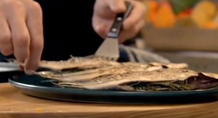 Ant patiekalų patiekiame sardines.
