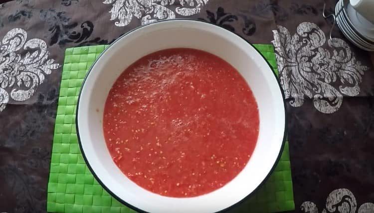 Пасирайте домати през месомелачка.