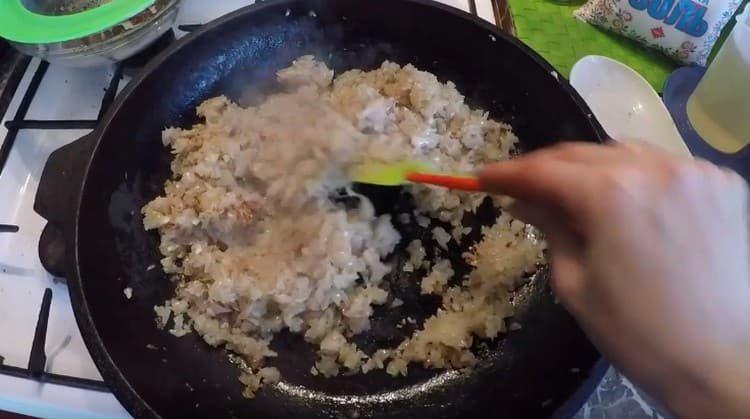 friggere le cipolle in una padella.