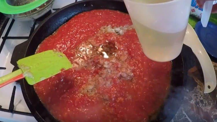 Lisää tomaattimassa sipuliin sekä kasviöljy.