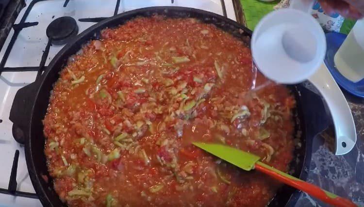 Cuocere la zuppa di barbabietola, aggiungere l'aceto alla fine.