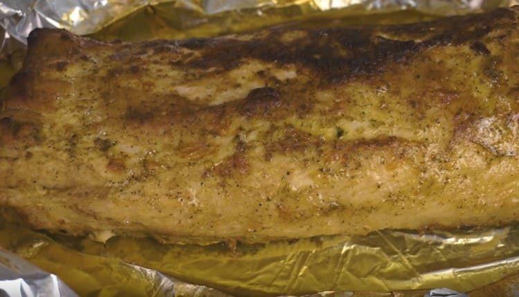 La carne di maiale al forno, cotta secondo questa ricetta, è morbida e succosa.