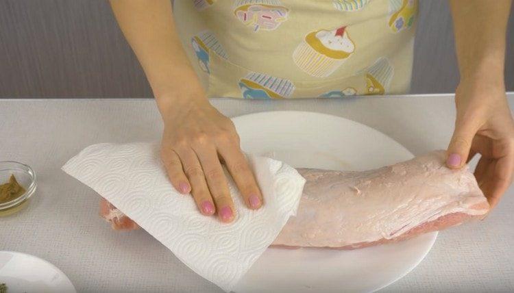измийте свинското месо и го намажете с хартиени кърпи.