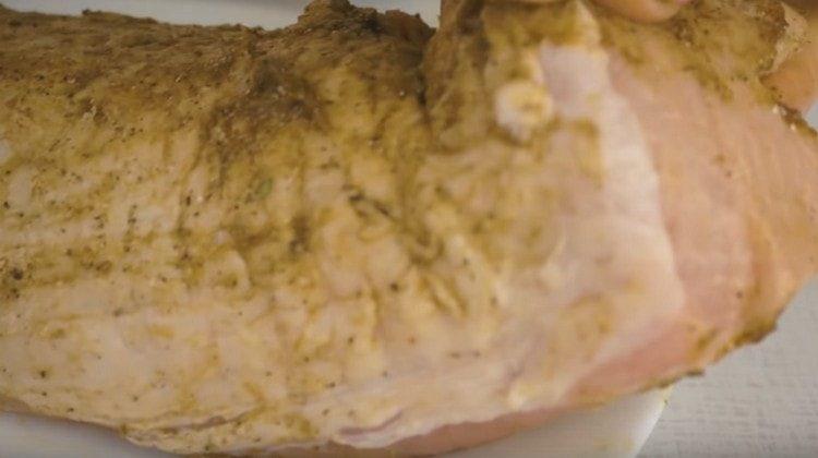 Mėsą iš visų pusių aptepkite marinatu.