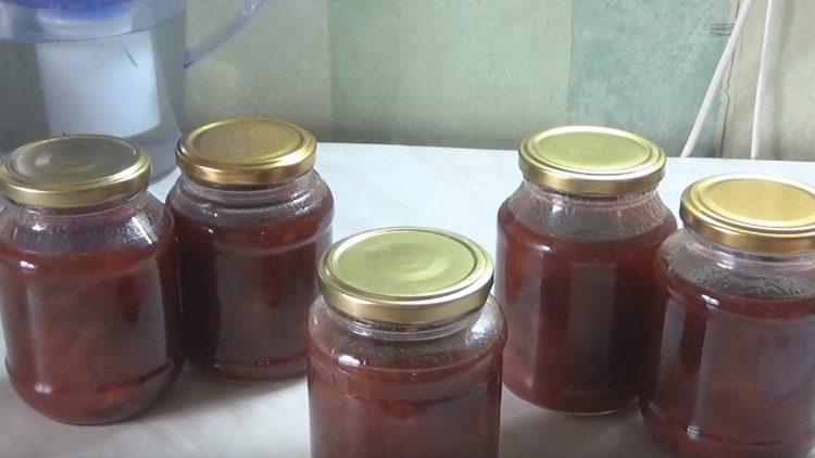 Hier ist ein einfaches Rezept für kernlose Pflaumenmarmelade.