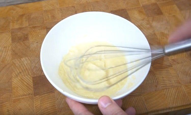 Ilagay ang mayonesa sa isang mangkok.