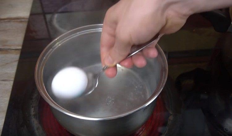 فقط لمدة دقيقة ، اغمر البيض في الماء المغلي.