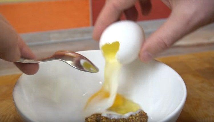 صب البيض في وعاء مع ديجون الخردل.