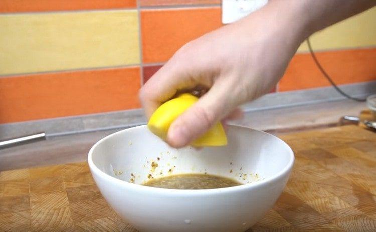Vytlačte šťávu z třetiny citronu.