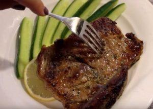 Vepřový steak pečíme správně: osvědčený recept s fotografiemi krok za krokem.