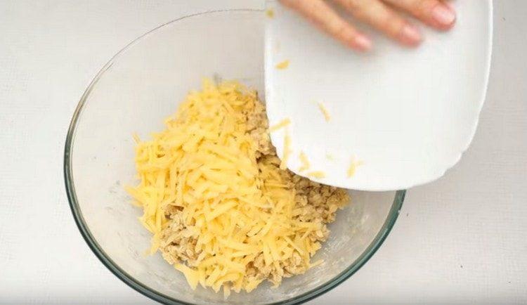 Προσθέστε το τριμμένο τυρί στη μάζα.
