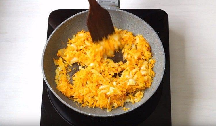 Smažte cibuli s mrkví v oleji.