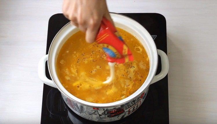 Добавете топеното сирене към супата.