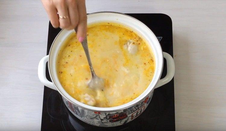 Rühren Sie die Suppe, um den Käse aufzulösen.