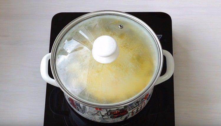 καλύψτε το τηγάνι με το καπάκι ενώ κόβετε τα πράσινα.