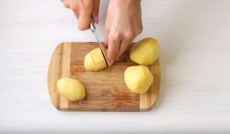 Taglia le patate a dadini.
